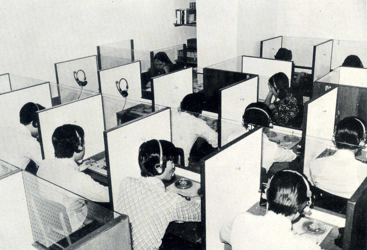 Several political events increased the desire of Hong Kong people to emigrate at the end of the 70 decade. It favoured 			the learning of the French language.  			 Students at the language  laboratory in Kowloon (on this picture)..